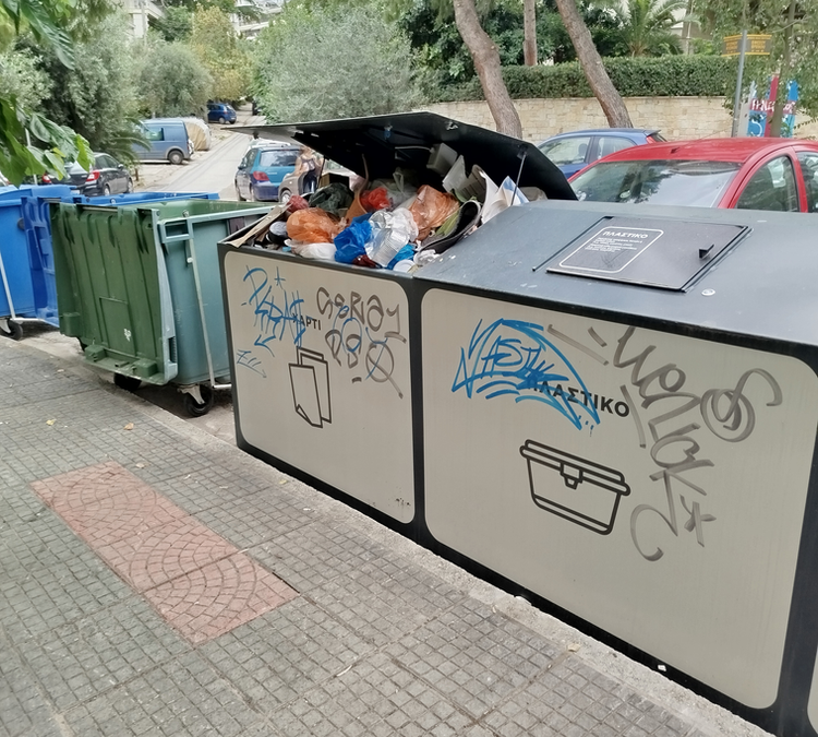 Καταγγελία δημότη για κατάληψη οδοστρώματος στην Αιμιλιανού Γρεβενών στη Νέα Σμύρνη