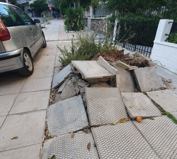 Περπατώντας στη Νέα Σμύρνη: όταν τα πεζοδρόμια γίνονται εμπόδιο