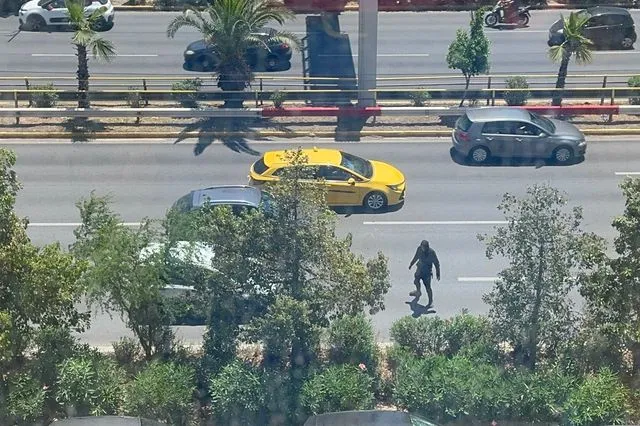 Συναγερμός στη Συγγρού: Άνδρας σε αμόκ διασχίζει κάθετα τη λεωφόρο (video)