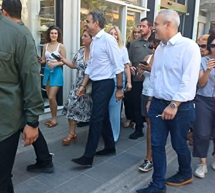 Στη Νέα Σμύρνη ο Κυριάκος Μητσοτάκης – Επισκέφθηκε την αγορά και συνομίλησε με πολίτες (video)