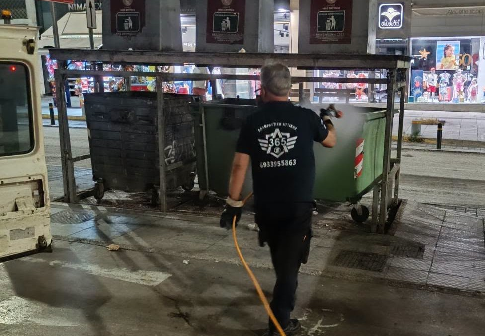 Απολύμανση και καθαρισμός φρεατίων στην κεντρική πλατεία της Νέας Σμύρνης