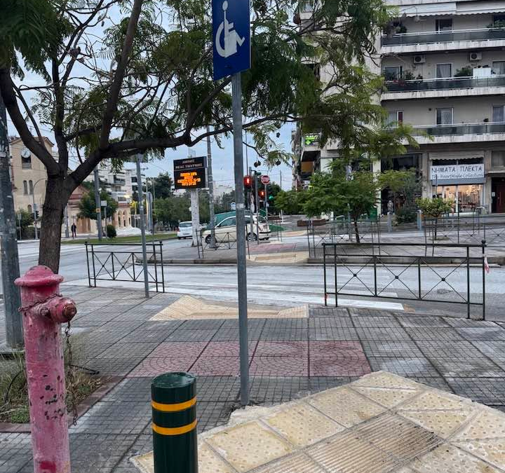 Ράμπα ΑμεΑ με πινακίδα στη μέση σε πεζοδρόμιο της Νέας Σμύρνης – Όταν η προσβασιμότητα σταματά πάνω στο πεζοδρόμιο