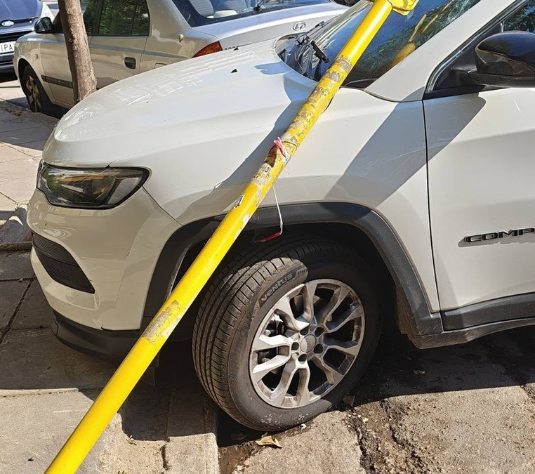 Πτώση κολώνας εταιρείας αερίου στη Νέα Σμύρνη – Ζημιές σε σταθμευμένο όχημα